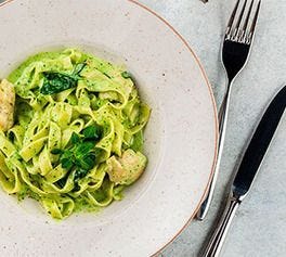 PASTA CON SALSA VERDE DE PAVO