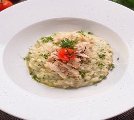 RISSOTO DE POLLO CON QUESO MOZARELA Y TOMATES SALTEADOS